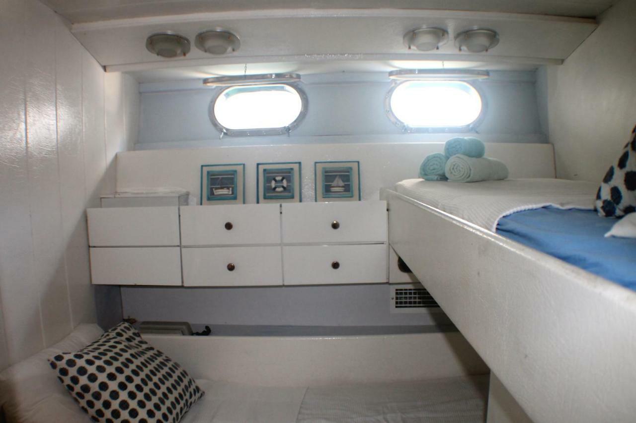 Hotel Your Own Private Yacht à Sant Adrià de Besòs Extérieur photo