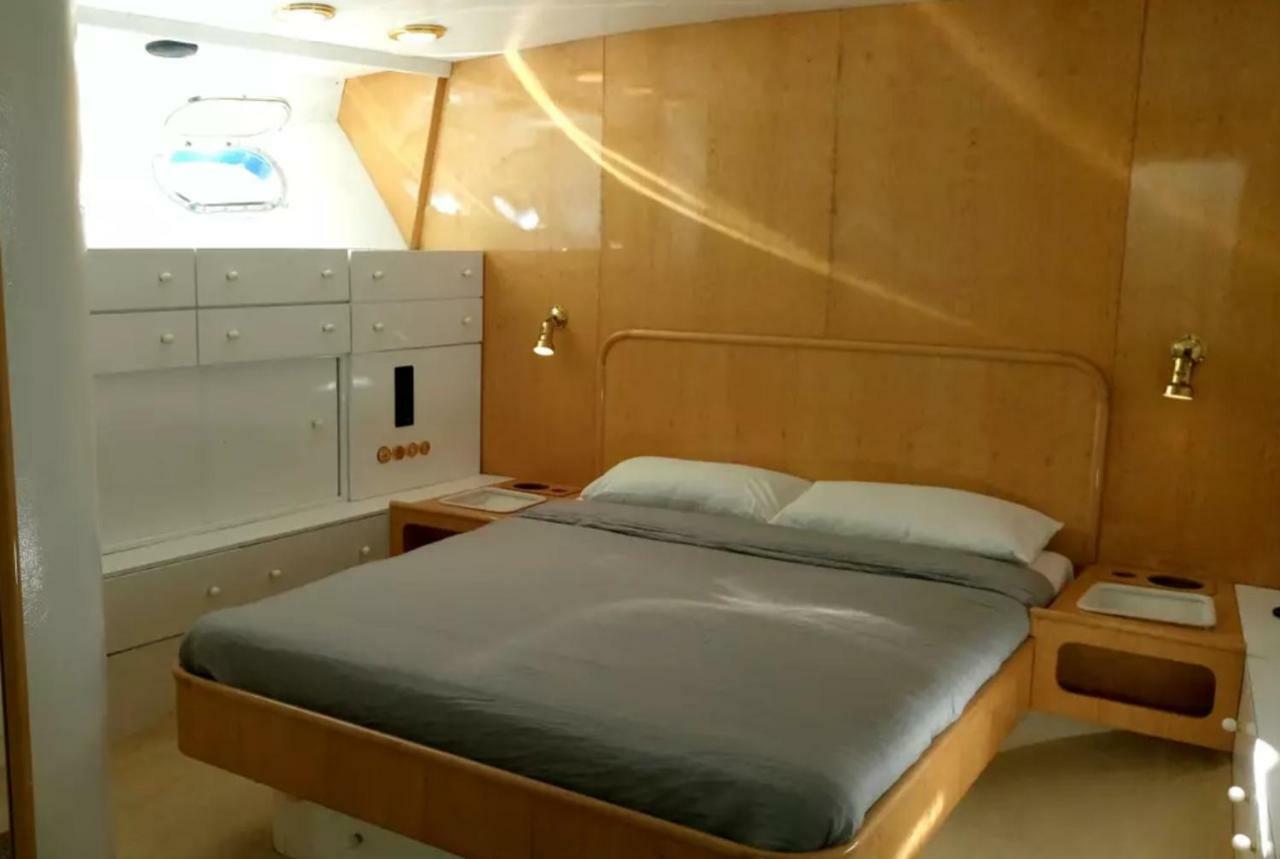 Hotel Your Own Private Yacht à Sant Adrià de Besòs Extérieur photo