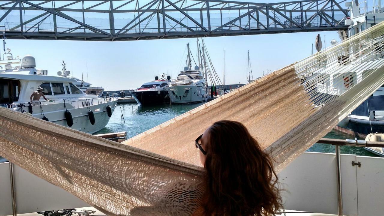 Hotel Your Own Private Yacht à Sant Adrià de Besòs Extérieur photo
