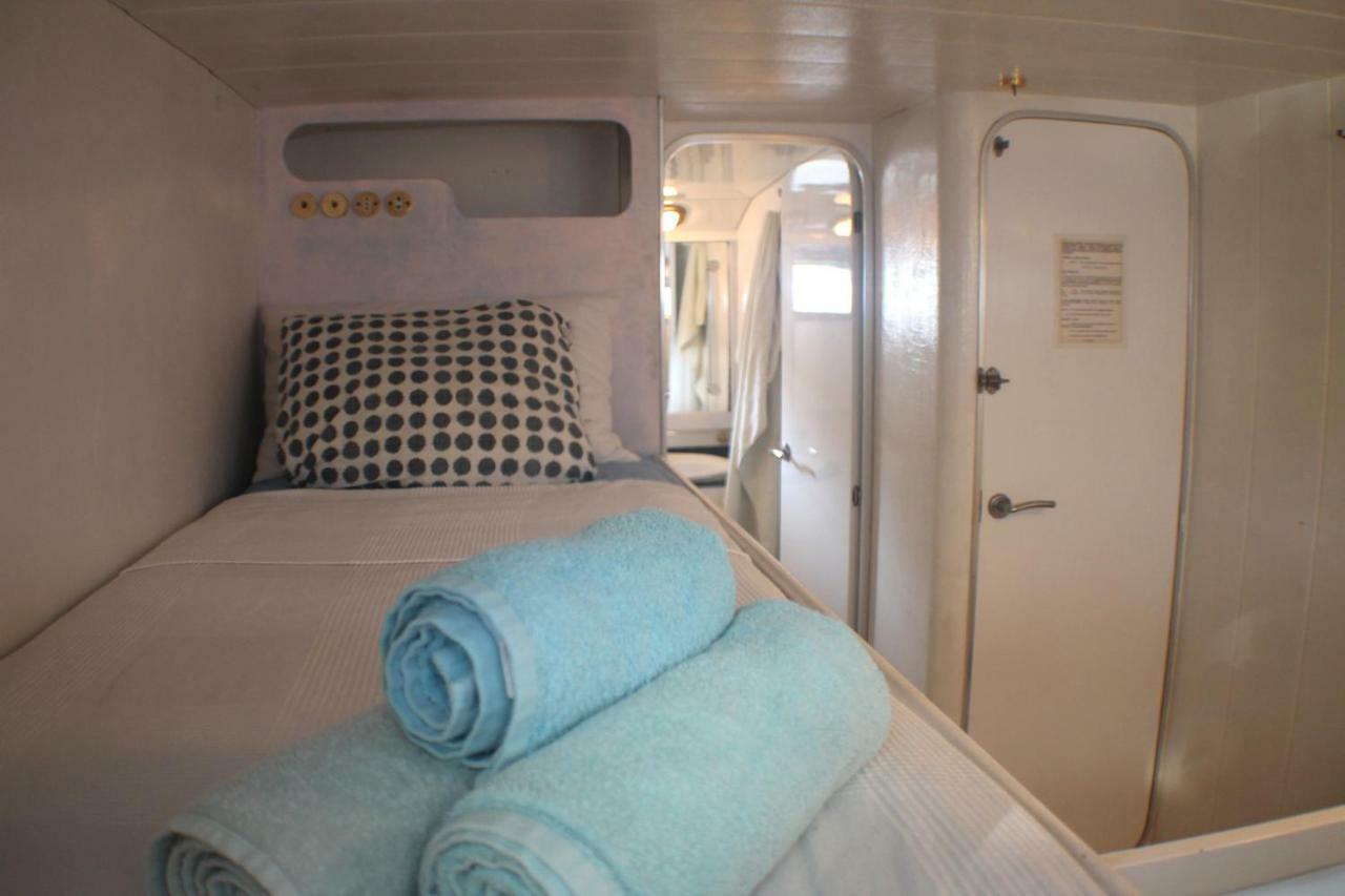 Hotel Your Own Private Yacht à Sant Adrià de Besòs Extérieur photo