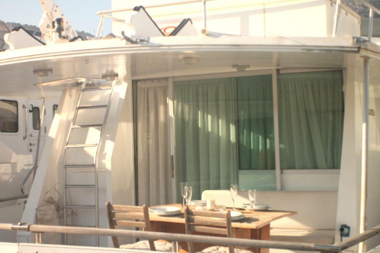 Hotel Your Own Private Yacht à Sant Adrià de Besòs Extérieur photo